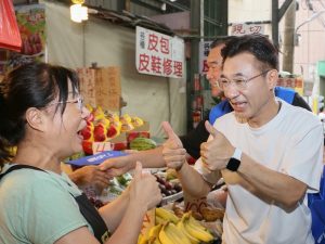 江啟臣赴太平中山市場掃街拜票