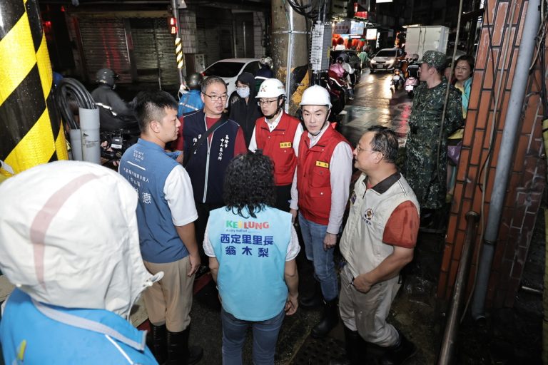 基隆豪雨成災 謝國樑夜赴現場視察復原作業