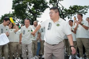 蔡易餘完成縣長參選登記 翁章梁交棒力挺