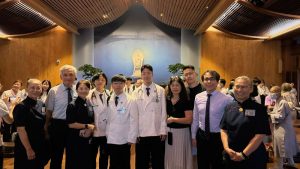 掛上聽診器 慈大52名醫學生邁入臨床實習