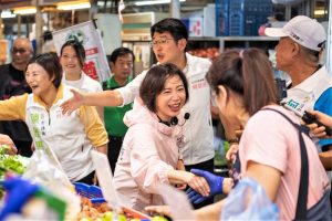 走訪建國市場 何欣純要打造新亮點