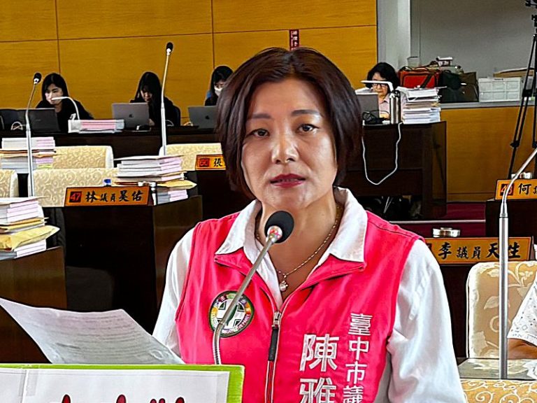 公園夜間出現毒蛇引驚恐 陳雅惠要求建設局改善照明與安全