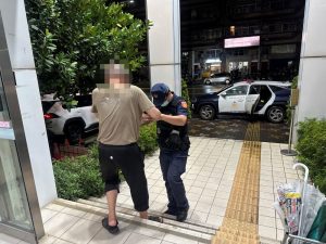 冒雨守候獲暖警協助　陽明警護送高齡翁平安返家