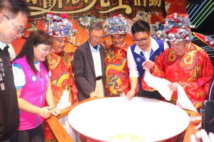 南崁五福宮中秋博餅狀元王熱鬧登場