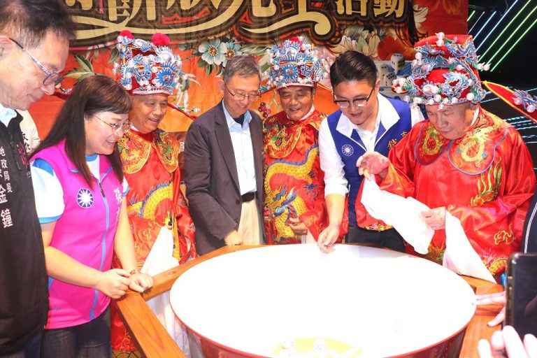 南崁五福宮中秋博餅狀元王熱鬧登場