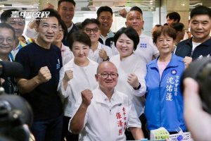 盧秀燕與江啟臣陪議員參選人完成登記