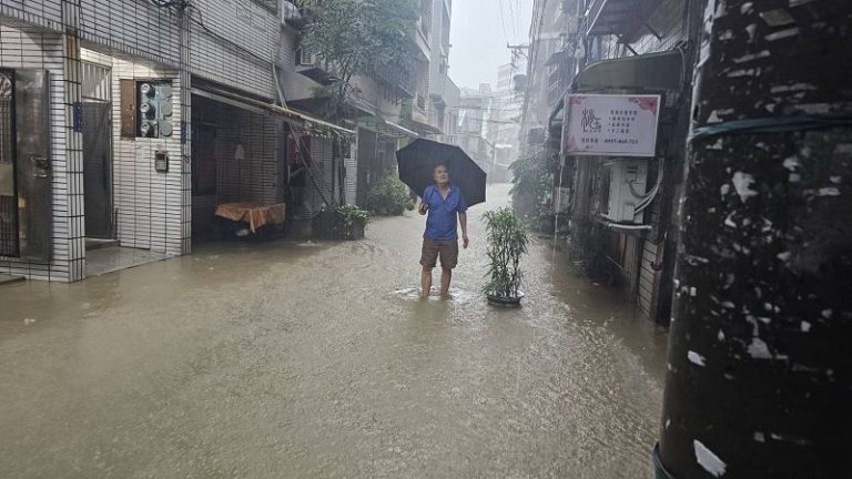 基隆多處傳出淹水狀況 謝國樑坐鎮災變中心