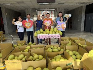 天慧慈善堂贈送麻豆文旦給佳里榮家住民迎中秋