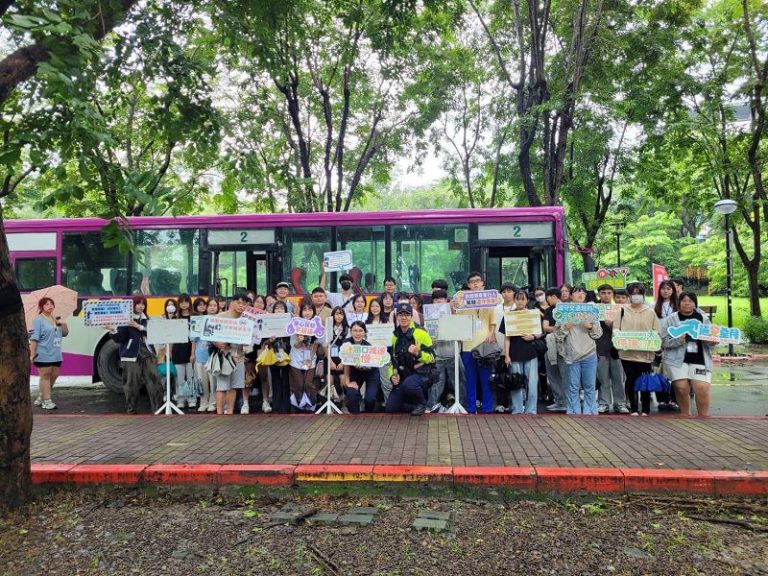岡山警進校園宣導交通安全