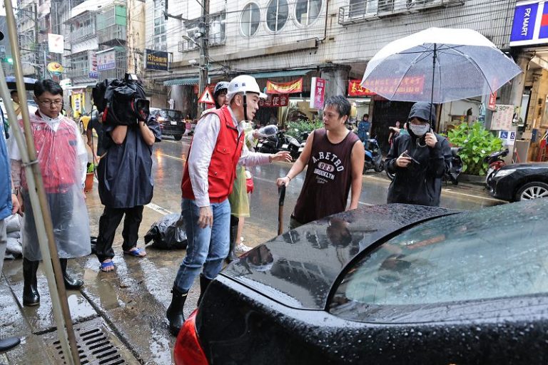 強降雨襲擊基隆 謝國樑赴災區勘災