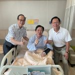 張啓楷再赴醫院探視蔡明顯主委 蔡主委右手比讚報平安