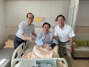 張啓楷再赴醫院探視蔡明顯主委 蔡主委右手比讚報平安