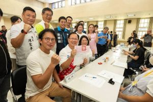 張啟楷完成登記 黃敏惠、黃國昌陪同壓陣 三問王美惠 戰鼓擂動激戰可期