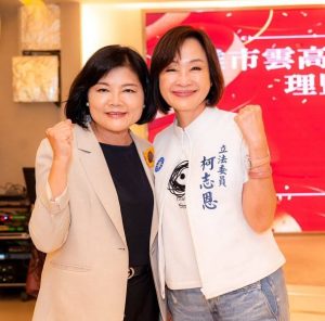 張麗善南下高雄力挺柯志恩 贈品格繪本讚比對手更注重教育