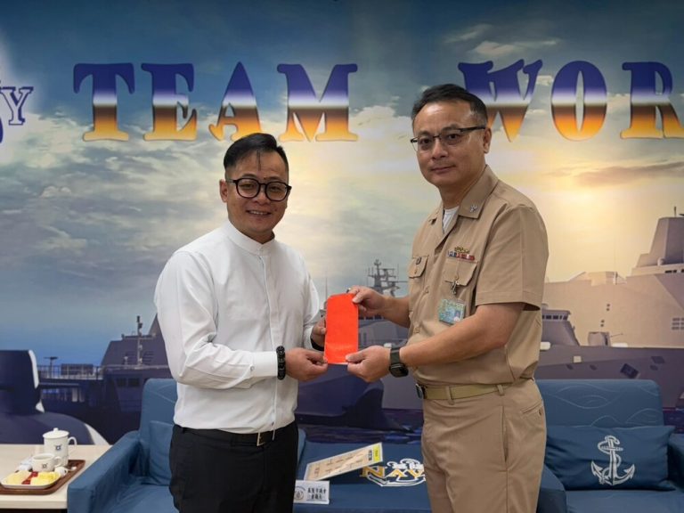 前往海軍後指部 童子瑋慰勞軍人