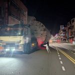 拖車扯落電線 酒駕騎士被勾跌受傷