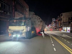 拖車扯落電線 酒駕騎士被勾跌受傷