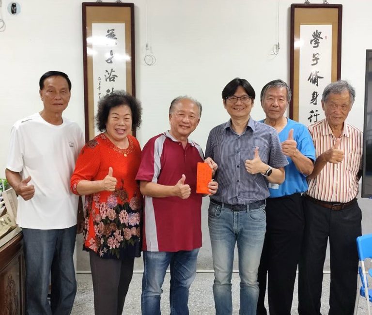 將軍苓和國小校友會贈教職員禮金