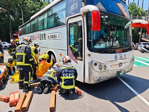 新加坡旅客遭壓輪下生命垂危 警調查因由中