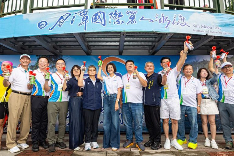 日月潭國際萬人泳渡盛大登場 2萬1700人挑戰 「實名制雙晶片」安全再升級