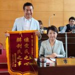 民眾贈「懷愛民之心˙辦利民之事」錦旗給盧秀燕