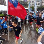 江啟臣身穿海龍紅短褲登記競選市長