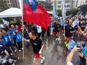 江啟臣身穿海龍紅短褲登記競選市長