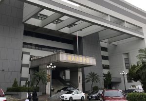 生母在女嬰旁吸毒法官判一年六月徒刑