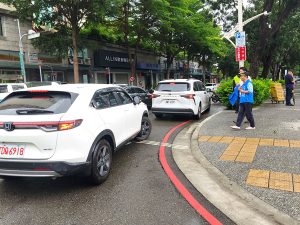 豐樂公園入口道路紅線違停 車主員警惹不起