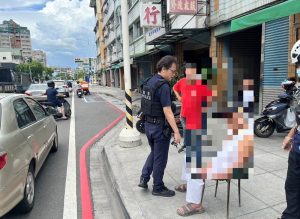 翁下車不慎絆倒 福德警駕車護送返家