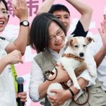 藍綠新北大車拚 民調拉近選情增溫 蔡英文帶愛犬幫蘇巧慧造勢 李四川重申五大醫療政策