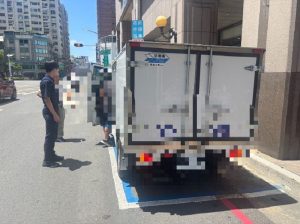貨車警報突響無法解除 民權警聯繫專業協助解圍
