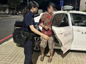 躲在兩車之間 警靠細心巡查助迷途婦返家
