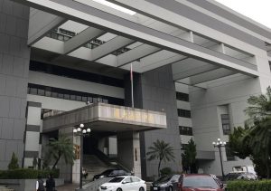 車手辯護律師竟傳起訴卷證給金主律師被判六月徒刑併科罰金十萬元