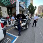 車輛突拋錨卡紅燈 警攜行動電池助駕駛脫困