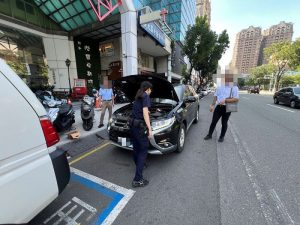 車輛突拋錨卡紅燈 警攜行動電池助駕駛脫困