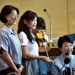 議員質詢送東西 盧秀燕只接受花束