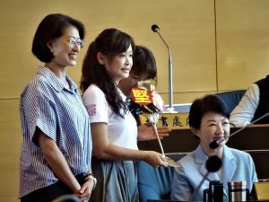 議員質詢送東西 盧秀燕只接受花束