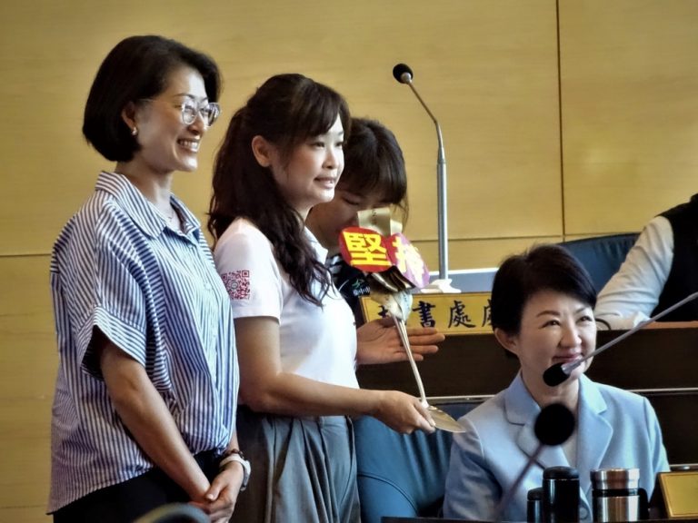 議員質詢送東西 盧秀燕只接受花束