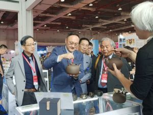 鄭照新參加東莞台灣名品博覽會 設「台中形象館」協助企業開創接單商機
