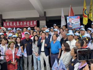鍾東錦完成登記拚連任