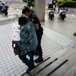 雨中迷途一跛一跛走進派出所 暖心民權警指路助平安回家