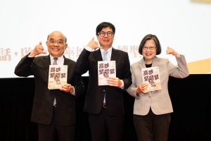 《高雄，緊緊緊！2314天極限轉型》新書簽書會高雄登場 蔡英文、蘇貞昌現身相挺