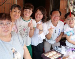 黃敏惠陪同張啟楷、黃政融永和市場拜票