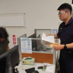 民眾拾獲錢包送警局 六寶警聯繫失主物歸原主