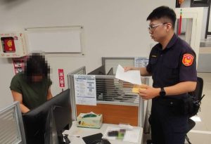 民眾拾獲錢包送警局 六寶警聯繫失主物歸原主