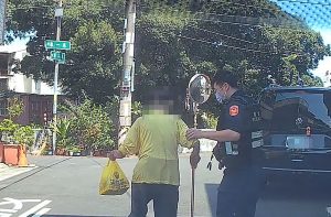 高齡翁下錯站陷迷途 潭子警暖心送返家