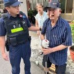 8旬翁買點心不慎跌倒迷途 豐警暖心護送