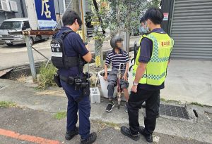 為赴親友最後一程 9旬翁倒地幸遇警相助