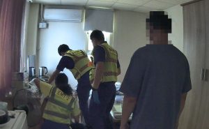 獨居男身體不適倒地受困 家屬急報警救一命